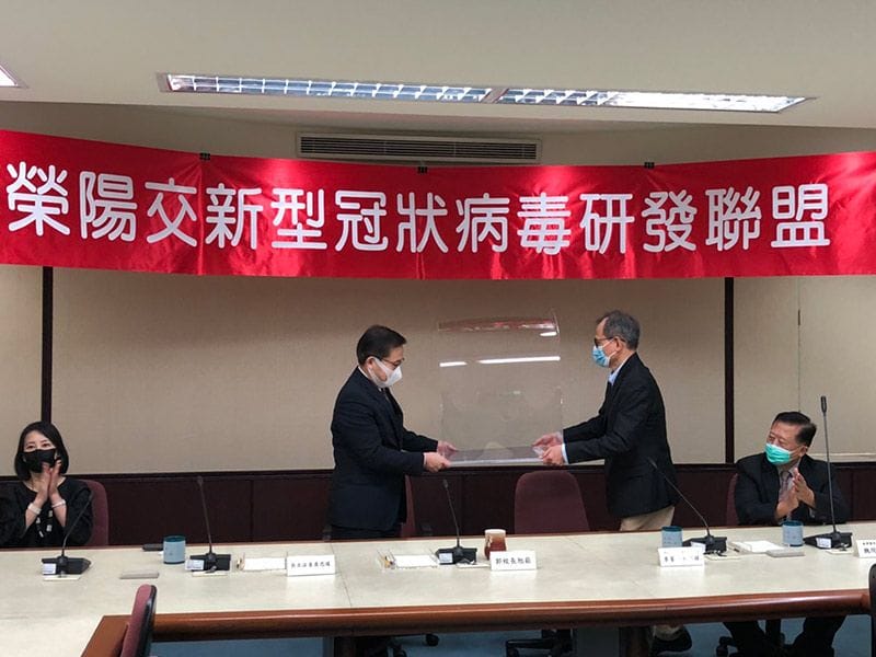 * 109年4月29日茂林光電捐贈插管防護箱予榮陽交新冠狀病毒研發聯盟