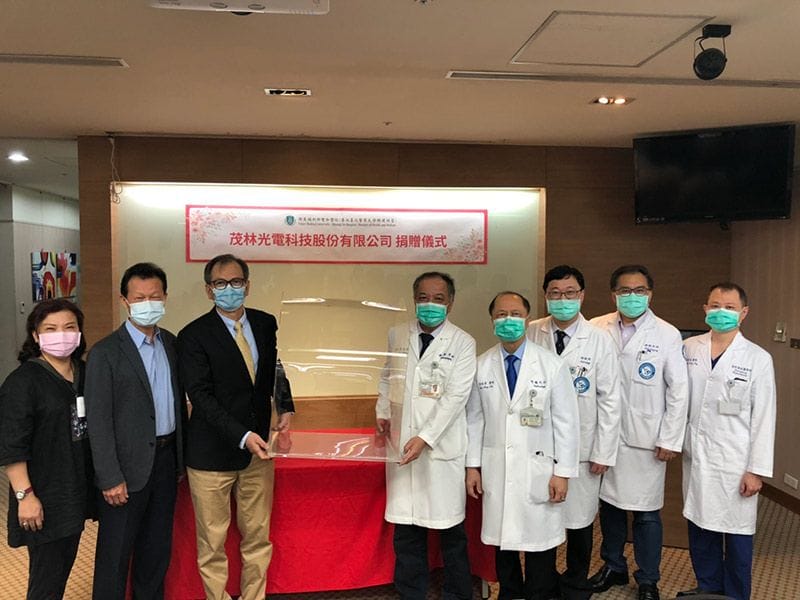 * 109年4月29日茂林光電捐贈10個插管防護箱予雙和醫院及新台幣50萬用於防疫急難救助金