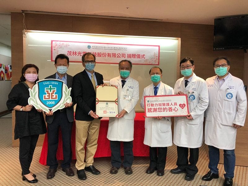 * 109年4月29日茂林光電捐贈10個插管防護箱予雙和醫院及新台幣50萬用於防疫急難救助金